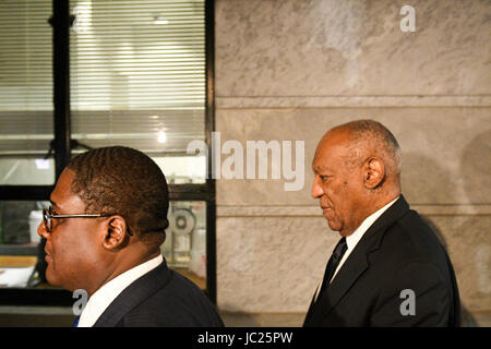 Norristown, Pennsylvania, USA. 13. Juni 2017. BILL COSBY, verlässt das Gerichtsgebäude in Montgomery County mit seiner Speichen Person, ANDREW WYATT, am Ende des zweiten Tages der Jury-Sitzung Credit: Ricky Fitchett/ZUMA Draht/Alamy Live News Stockfoto