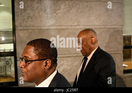 Norristown, Pennsylvania, USA. 13. Juni 2017. BILL COSBY, verlässt das Gerichtsgebäude in Montgomery County mit seiner Speichen Person, ANDREW WYATT, am Ende des zweiten Tages der Jury-Sitzung Credit: Ricky Fitchett/ZUMA Draht/Alamy Live News Stockfoto