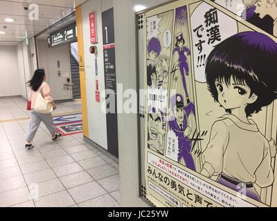 Yokohama, Japan. 13. Juni 2017. Bild von einem Plakat in einem Bahnhof erklären, dass "Chikan", tastend, ist ein Verbrechen, in Yokohama, Japan, 13. Juni 2017 getroffen. Frauen sind einfach gezielt von gierigen in Japans chronisch überfüllte u-Bahnen. "Chikan" ist so ein großes Problem in Japan, die es gibt Autos, die vor allem für Frauen bestimmt zu trainieren. Foto: Lars Nicolaysen/Dpa/Alamy Live News Stockfoto