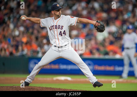 Houston, TX, USA. 13. Juni 2017. Houston Astros Entlastung Krug Luke Gregerson (44) Stellplätze während ein Major League Baseball-Spiel zwischen der Houston Astros und die Texas Rangers im Minute Maid Park in Houston, Texas. Die Rangers gewannen das Spiel 4-2.Trask Smith/CSM/Alamy Live News Stockfoto