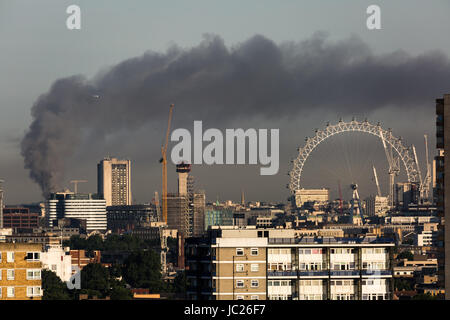 London, UK. 14. Juni 2017. Riesige Feuer bei Grenfell Turm gesehen aus Süd-Ost-London © Guy Corbishley/Alamy Live News Stockfoto