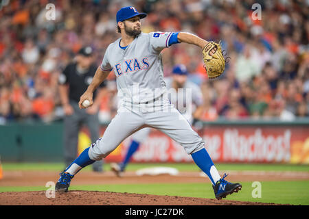 Houston, TX, USA. 13. Juni 2017. Texas Rangers ab Krug Stellplätze Nick Martinez (22) während einer großen Liga Baseball-Spiel zwischen den Houston Astros und die Texas Rangers im Minute Maid Park in Houston, Texas. Die Rangers gewannen das Spiel 4-2.Trask Smith/CSM/Alamy Live News Stockfoto