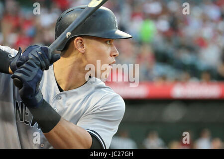 Anaheim, Kalifornien, USA. 13. Juni 2017. 13. Juni 2017: New York Yankees Recht Fielder Aaron Richter #99 Augen einen Stellplatz im Spiel zwischen den New York Yankees und den Los Angeles Angels of Anaheim, Angel Stadium in Anaheim, CA, Fotograf: Peter Joneleit Credit: Cal Sport Media/Alamy Live News Stockfoto