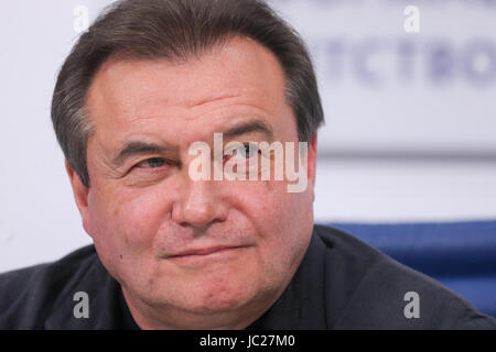 Moskau, Russland. 13. Juni 2017. Regisseur und Drehbuchautor Alexei Uchitel blickt auf auf einer Pressekonferenz zu seinem Film Matilda. Bildnachweis: Victor Vytolskiy/Alamy Live-Nachrichten Stockfoto
