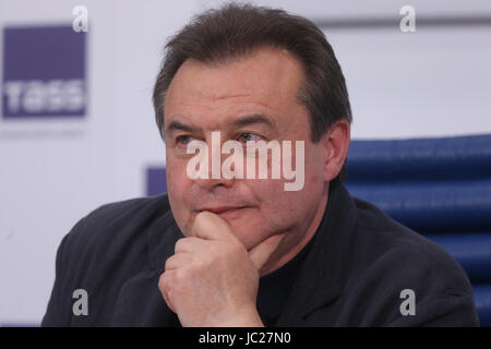 Moskau, Russland. 13. Juni 2017. Regisseur und Drehbuchautor Alexei Uchitel blickt auf auf einer Pressekonferenz zu seinem Film Matilda. Bildnachweis: Victor Vytolskiy/Alamy Live-Nachrichten Stockfoto