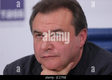 Moskau, Russland. 13. Juni 2017. Regisseur und Drehbuchautor Alexei Uchitel blickt auf auf einer Pressekonferenz zu seinem Film Matilda. Bildnachweis: Victor Vytolskiy/Alamy Live-Nachrichten Stockfoto