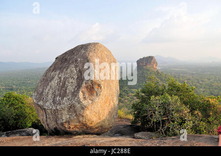 Blick vom Pidurungala Felsen zum Löwen-Felsenfestung Sigiriya in Sri Lanka, sogenannte 8. Wunder der Welt und des ehemaligen Klosters Stockfoto