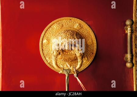 Eine schöne Türknopf am Eingang eines buddhistischen Tempels in der größten tibetischen Flüchtlings-Siedlung Bylakuppe, Karnataka, Indien Stockfoto