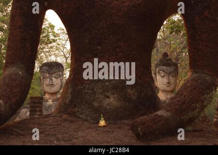 Kamphaeng Phet historischen Park Aranyik Bereich, Buddha-Statuen in Thailand Stockfoto