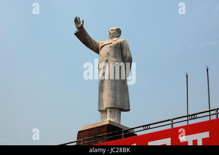 Eine Statue von Chinas ehemaligen Vorsitzenden Mao Zedong in Chengdu Stockfoto