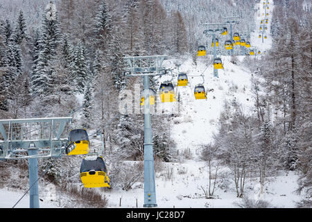 Schöne Aussicht auf Zeile gelb Skilift Hütten in den Alpen Stockfoto