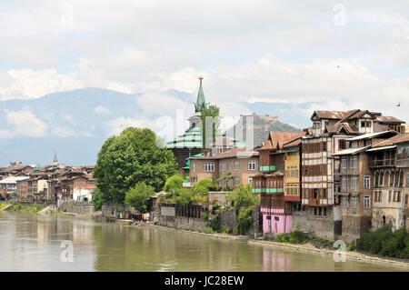 Moscheen entlang des Jahelum Flusses in der Altstadt von Srinagar, Kaschmir, Indien Stockfoto