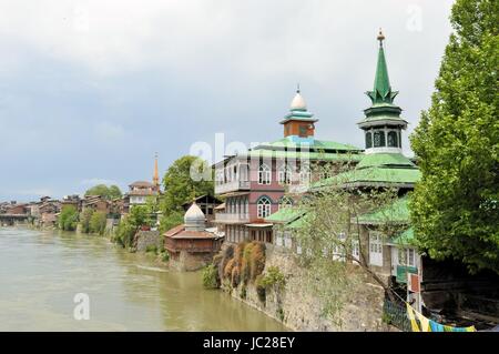 Moscheen entlang des Jahelum Flusses in der Altstadt von Srinagar, Kaschmir, Indien Stockfoto