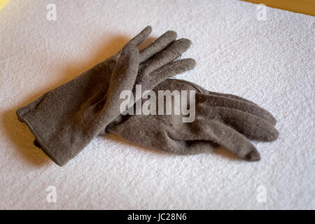 Nahaufnahme Foto von klassischen wollene Handschuhe auf Bett liegend Stockfoto