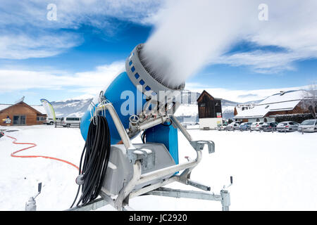 Großen Schneekanone die künstliche Beschneiung bei Kälte auf Skipiste Stockfoto