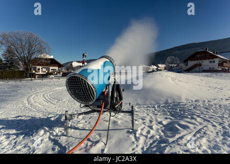 Großen Schneekanone die Beschneiung im Skigebiet in den Alpen Stockfoto