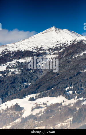 Hohe Berge in den österreichischen Alpen am sonnigen Tag mit Schnee bedeckt Stockfoto