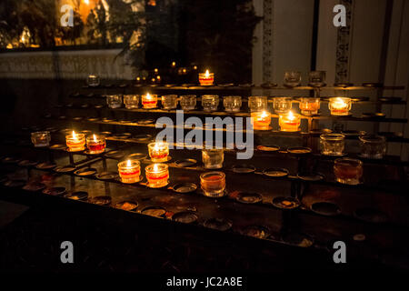 Nahaufnahme Foto von brennenden Kerzen am Altar in der Kirche Stockfoto