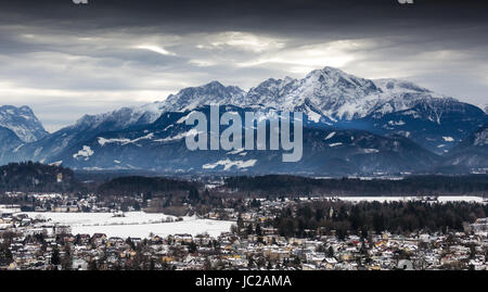 Schöner Panoramablick auf österreichischen Alpen am bewölkten Tag mit Schnee bedeckt Stockfoto