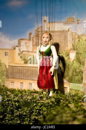 Nahaufnahme Foto Marionette Puppe der Frau im antiken Kostüm Stockfoto