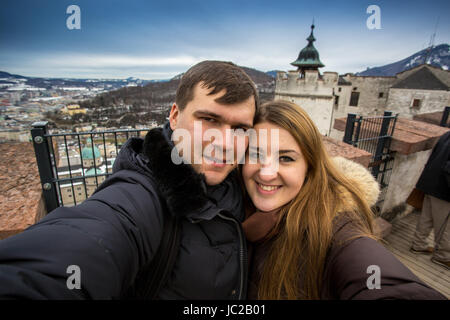 Selfie glücklich lächelnde paar gehen auf der Straße bei Salzburg, Österreich Stockfoto