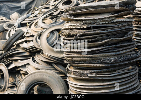 Recyclingfähige Materialien aus Gummi von LKW-Reifen in dhapa Müllhalde Stockfoto