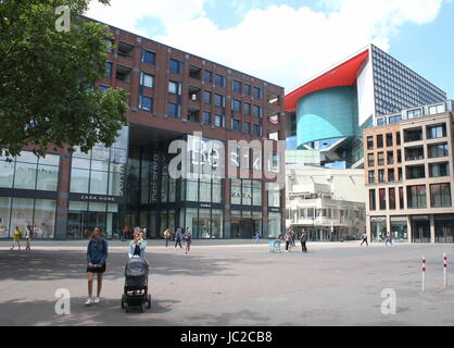 TivoliVredenburg zeitgenössischer Musik in Utrecht, Niederlande, gesehen von Vredenburgplein komplexe. (Sommer 2017), Stockfoto