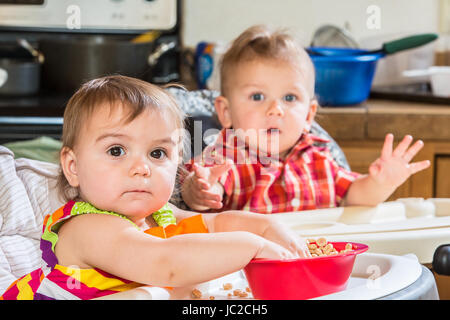 Zwei niedliche Babys essen Frühstück zusammen Stockfoto