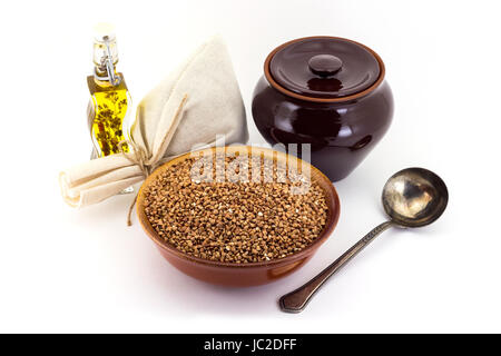 Noch immer leben von buchweizen Getreide in Keramik pialen, Keramik Topf, Alte Löffel und Canvas Tasche für Getreide, Öl, Gewürze und Würzmittel, isoliert auf weißem b Stockfoto