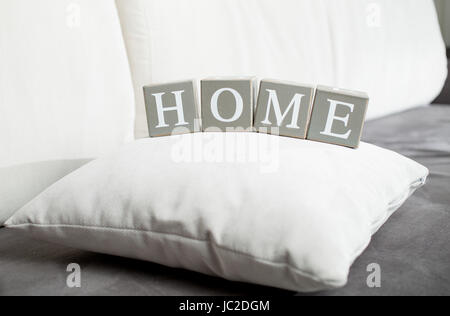 Nahaufnahme Foto Wort Hauses geschrieben auf Holzblöcke auf sofa Stockfoto