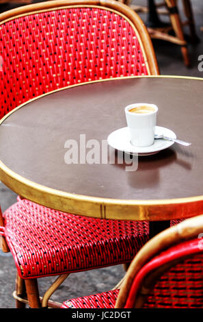 Paris Café-Terrasse mit roten Korbsessel und einen Espresso auf dem Tisch Stockfoto