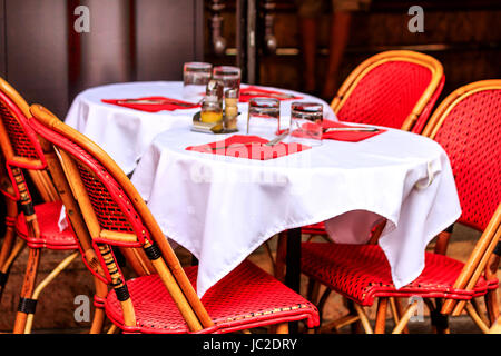 Gedeckten Tisch für das Mittagessen in einem Paris Café mit roten Korbstühlen Stockfoto