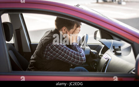 Closeup Portrait von schockiert männliche Fahrer schließen Gesicht mit Händen Stockfoto