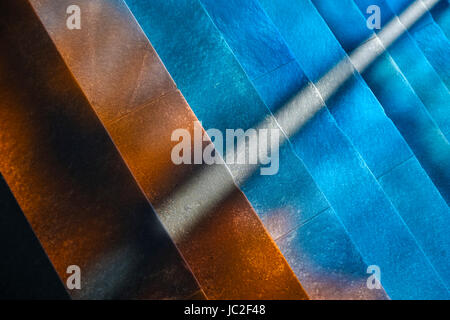 Hintergrund der Licht leuchtet blau und orange farbigen Treppe Stockfoto