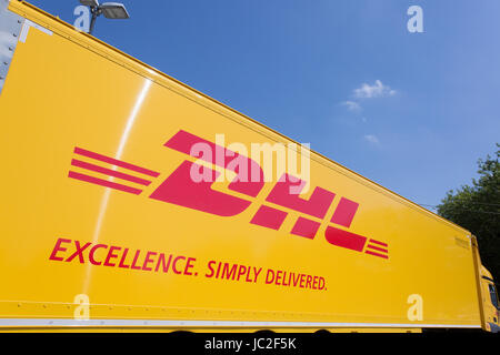 DHL-branding auf Lieferwagen Stockfoto