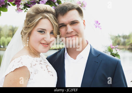 Getönten Closeup Portrait elegante Braut und Bräutigam bei der Hochzeitszeremonie Stockfoto