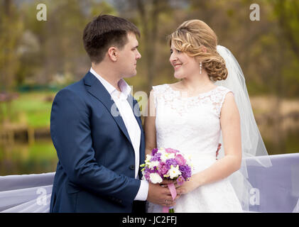 Closeup Portrait der glückliche Braut und Bräutigam Hand in Hand und sahen einander Stockfoto
