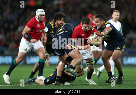 Britische und irische Löwen Iain Henderson durchbricht die Highlanders Verteidigung während der Tour-Match im Forsyth Barr Stadium, Dunedin. Stockfoto