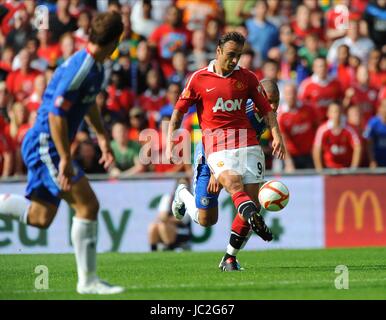 DIMITAR BERBATOV erzielt 3. gehen MANCHESTER UNITED FC WEMBLEY LONDON ENGLAND 8. August 2010 Stockfoto