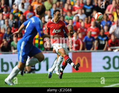 DIMITAR BERBATOV erzielt 3. gehen MANCHESTER UNITED FC WEMBLEY LONDON ENGLAND 8. August 2010 Stockfoto