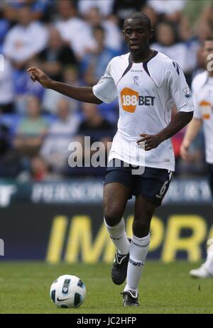 FABRICE MUAMBA BOLTON WANDERERS FC REEBOK STADIUM BOLTON ENGLAND 14. August 2010 Stockfoto