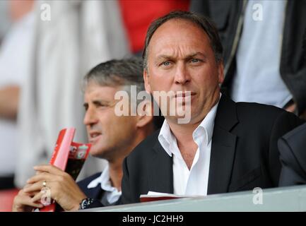 ROBERTO MANCINI & DAVID PLATT MANCHESTER CITY COAC MANCHESTER CITY COACHING Personal Anfield Road LIVERPOOL ENGLAND 15. August 2010 Stockfoto