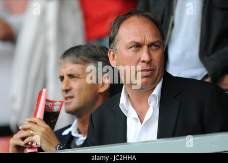 ROBERTO MANCINI & DAVID PLATT MANCHESTER CITY COAC MANCHESTER CITY COACHING Personal Anfield Road LIVERPOOL ENGLAND 15. August 2010 Stockfoto