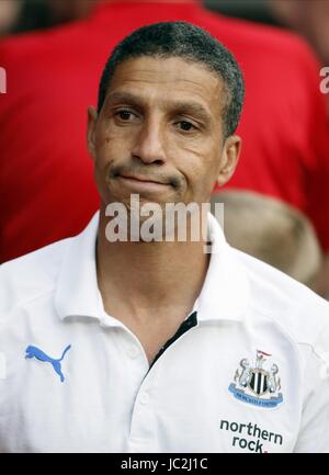 CHRIS HUGHTON NEWCASTLE UNITED MANAGER OLD TRAFFORD MANCHESTER ENGLAND 16. August 2010 Stockfoto