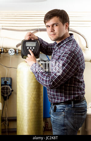 Porträt des jungen Mannes Taste am Bedienfeld Industrieanlagen Stockfoto