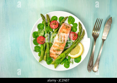 Gegrillter Lachs mit Spargel und grünem Salat Stockfoto