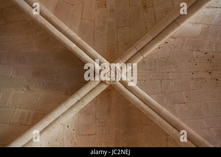 Frankreich, Provence. Senanque Abbey-Korridor-Detail. Nützlich für den Hintergrund. Stockfoto