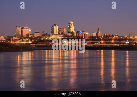 Ein Blick auf die Skyline von Kansas City in der Dämmerung mit Reflexionen in den Missouri River Stockfoto