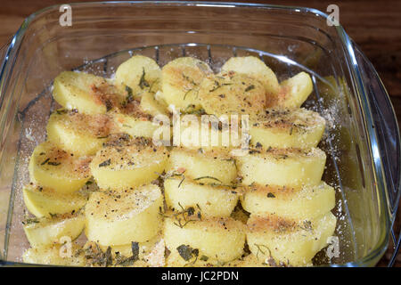 gebackene Gratinéed Kartoffeln mit atomatic Kräutern und Parmesan Stockfoto