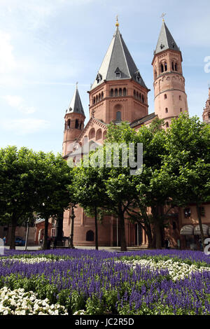 Der Dom in Mainz, Deutschland. Kaiserdom ist ein romanischer Kaiserdom. Stockfoto